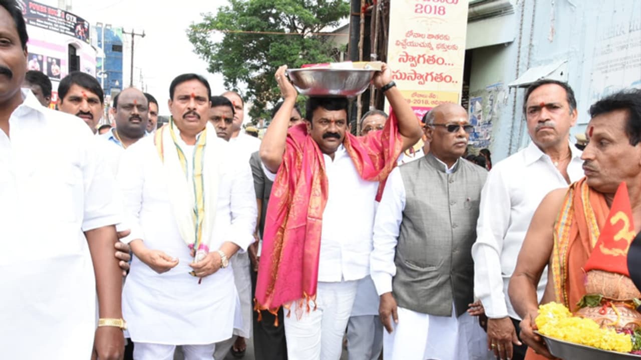 ఘనంగా ప్రారంభమైన లాల్ దర్వాజా బోనాలు.. తొలి బోనం సమర్పించిన తలసాని ఘనంగా ప్రారంభమైన లాల్ దర్వాజా బోనాలు.. తొలి బోనం సమర్పించిన తలసాని