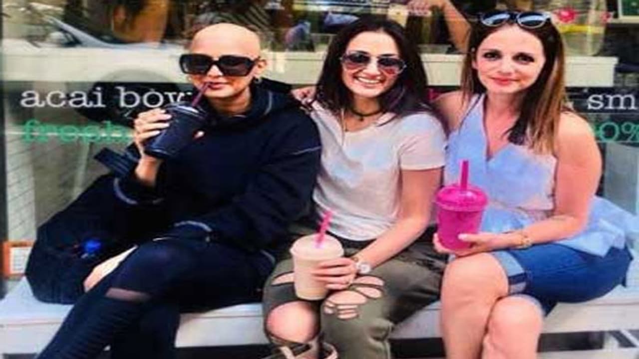 भावुक हो जाएंगे कैंसर से जूझ रहीं सोनाली की यह तस्वीर देख कर