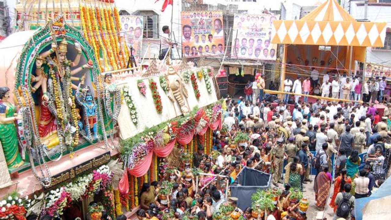 లాల్దర్వాజా బోనాల్లో తప్పిన పెను ప్రమాదం.. ఒరిగిన భారీ కమాన్.. భక్తులు సురక్షితం లాల్దర్వాజా బోనాల్లో తప్పిన పెను ప్రమాదం.. ఒరిగిన భారీ కమాన్.. భక్తులు సురక్షితం