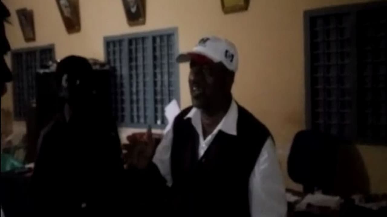 ತಿಂದಿದ್ದನ್ನು ತೇಗಲು ಬಂದಿದ್ದ ಪಿಡಿಒಗೆ ಗ್ರಾಮಸ್ಥರ ದಿಗ್ಬಂದನ! ತಿಂದಿದ್ದನ್ನು ತೇಗಲು ಬಂದಿದ್ದ ಪಿಡಿಒಗೆ ಗ್ರಾಮಸ್ಥರ ದಿಗ್ಬಂದನ!