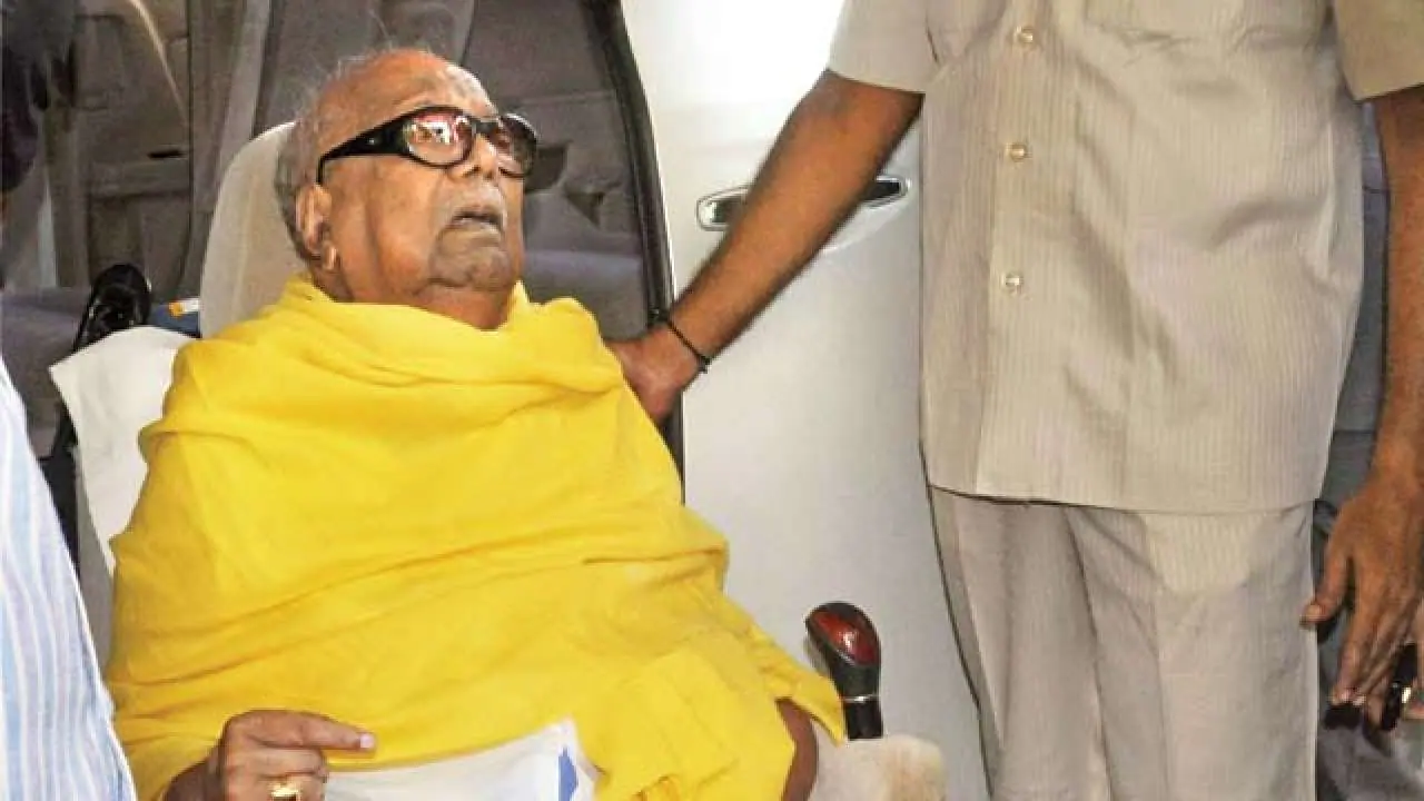 करुणानिधि की हालत नाजुक, अगले 24 घंटे अहम, अस्पताल के बाहर समर्थकों का जमावड़ा