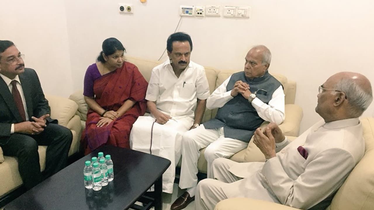 కరుణానిధిని పరామర్శించిన రాష్ట్రపతి రామ్నాథ్ కోవింద్ కరుణానిధిని పరామర్శించిన రాష్ట్రపతి రామ్నాథ్ కోవింద్