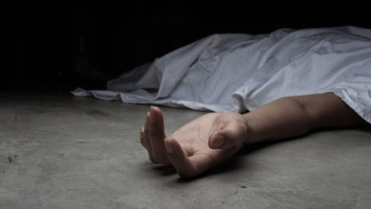 கைக்குழந்தைக்கு தாய் பால் ஊட்டிக்கொண்டிருந்த பெண் மயங்கி விழுந்து பலி; ஈரோட்டில் பரபரப்பு கைக்குழந்தைக்கு தாய் பால் ஊட்டிக்கொண்டிருந்த பெண் மயங்கி விழுந்து பலி; ஈரோட்டில் பரபரப்பு