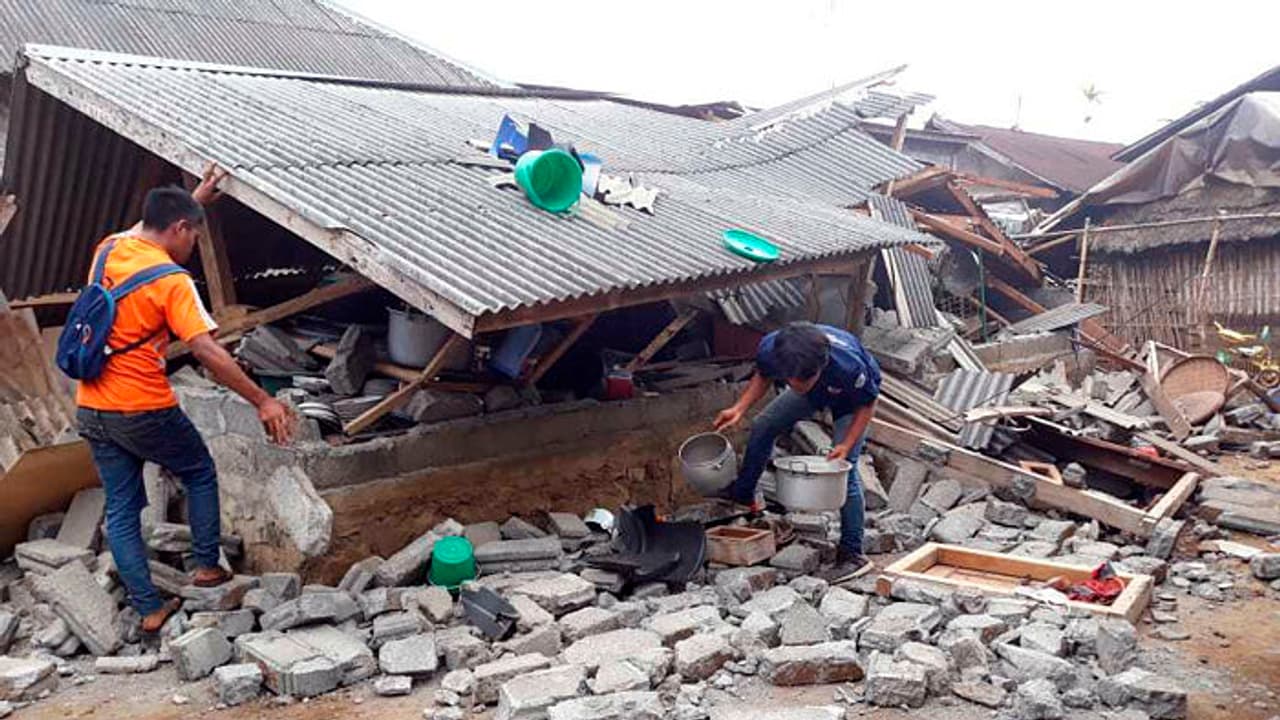 Indonesia earthquake: Death toll rises to 98, rescuers search for survivors Indonesia earthquake: Death toll rises to 98, rescuers search for survivors