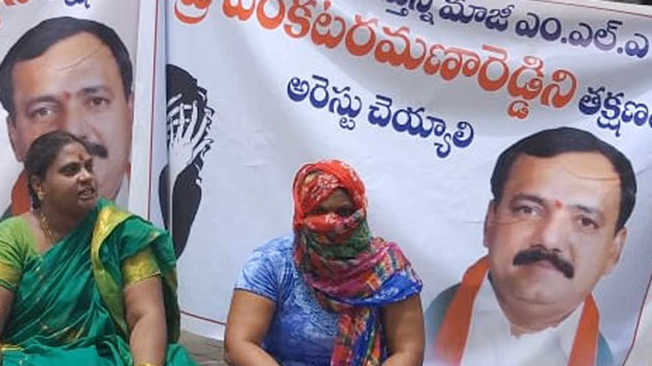 గండ్ర లైంగిక ఆరోపణల వివాదం: విజయలక్ష్మీరెడ్డి ఆందోళన చితక్కొట్టిన మహిళా కాంగ్రెస్ నేతలు