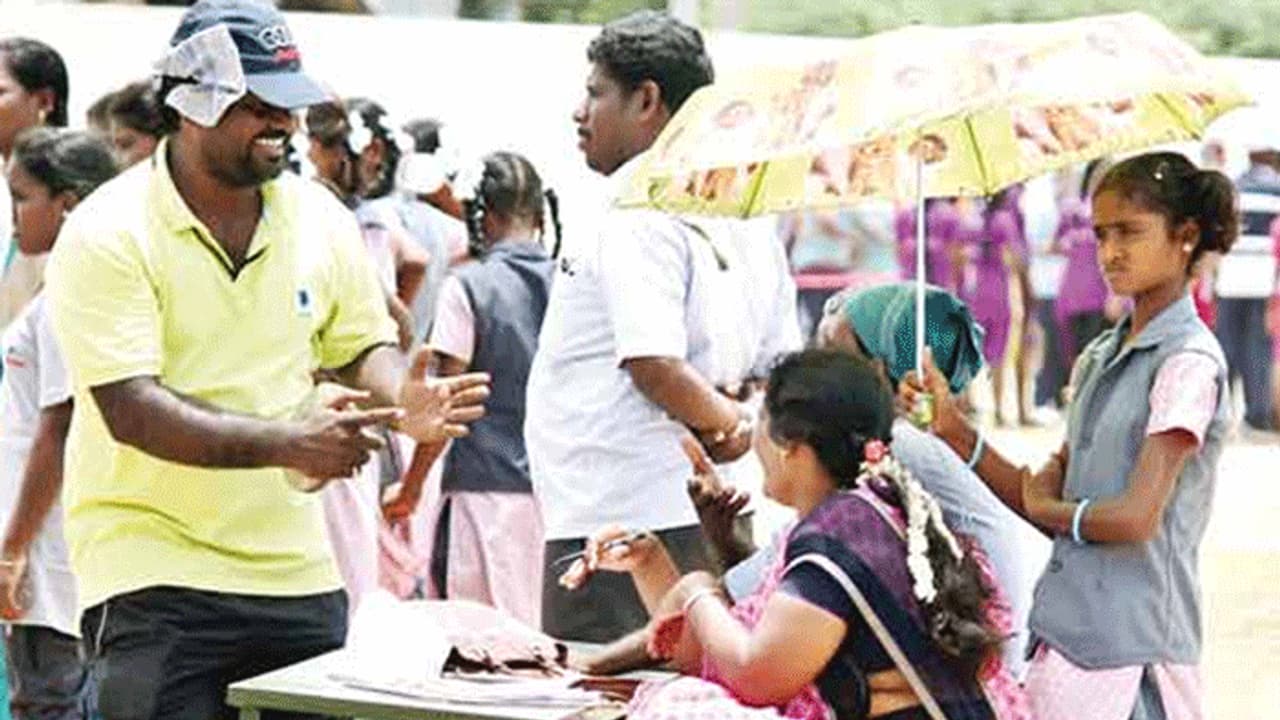 மணிக்கணக்காக ஆசிரியைக்கு குடை பிடித்த மாணவி: சர்ச்சையில் சிக்கிய அரக்கோணம் பள்ளி! மணிக்கணக்காக ஆசிரியைக்கு குடை பிடித்த மாணவி: சர்ச்சையில் சிக்கிய அரக்கோணம் பள்ளி!