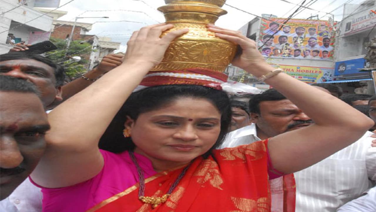 రంగంలోకి దిగిన అధిష్టానం: విజయశాంతికి బుజ్జగింపులు రంగంలోకి దిగిన అధిష్టానం: విజయశాంతికి బుజ్జగింపులు