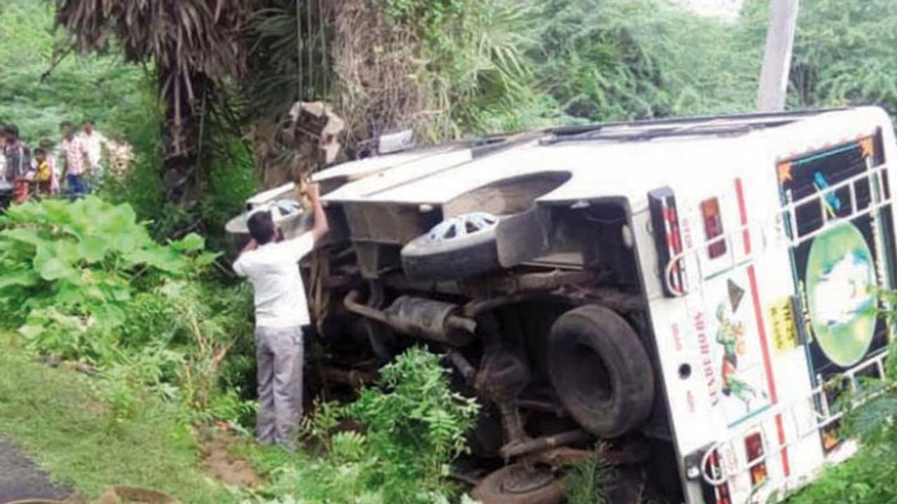 வேன் கவிழ்ந்து சிறுமி பலி; உடன் பயணித்த 17 பேர் பலத்த காயம்; குடும்பத்தோடு சாமி கும்பிட சென்றபோது சோகம்... வேன் கவிழ்ந்து சிறுமி பலி; உடன் பயணித்த 17 பேர் பலத்த காயம்; குடும்பத்தோடு சாமி கும்பிட சென்றபோது சோகம்...