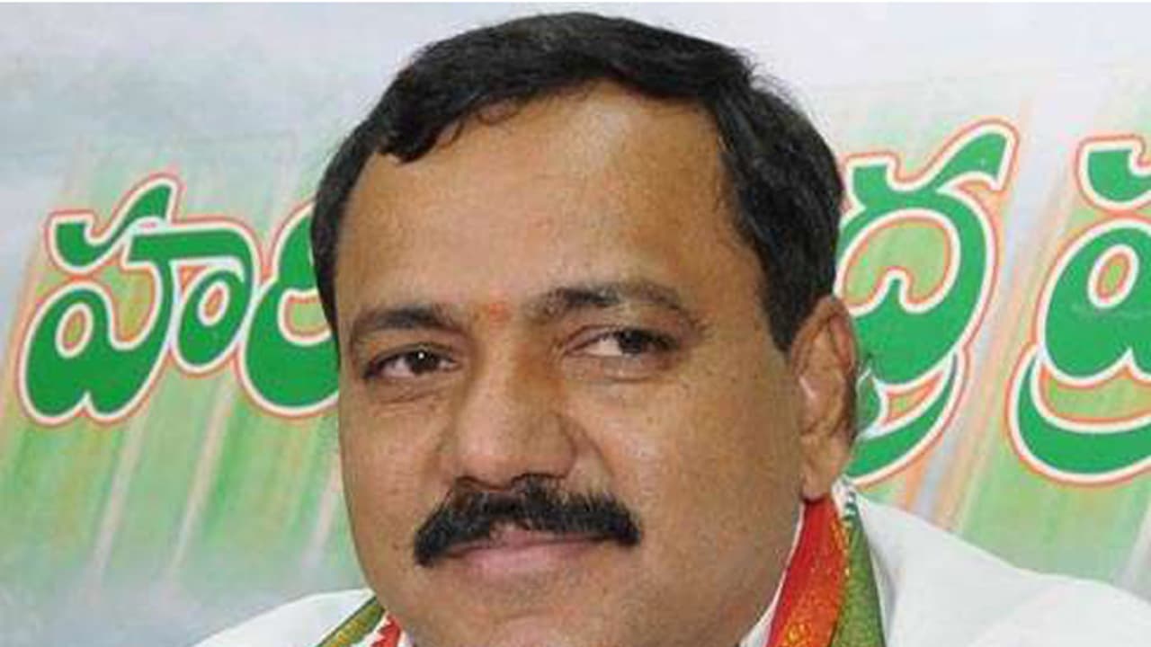 కాంగ్రెస్ మాజీ ఎమ్మెల్యే గండ్ర గన్ తో బెదిరించారు...పోలీసులకు ఎర్రబెల్లి ఫిర్యాదు కాంగ్రెస్ మాజీ ఎమ్మెల్యే గండ్ర గన్ తో బెదిరించారు...పోలీసులకు ఎర్రబెల్లి ఫిర్యాదు