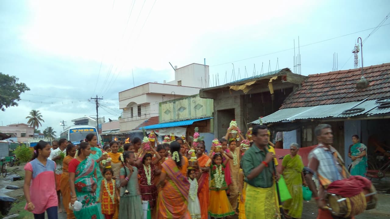 ஆடி கிருத்திகை ஸ்பெஷல் அம்மனுக்கு பால் குடம் ஏந்தியும், அலகு குத்தியும் அடியார்கள் ஊர்வலம்; சிறப்பு பூசையும் நடந்தது... ஆடி கிருத்திகை ஸ்பெஷல் அம்மனுக்கு பால் குடம் ஏந்தியும், அலகு குத்தியும் அடியார்கள் ஊர்வலம்; சிறப்பு பூசையும் நடந்தது...