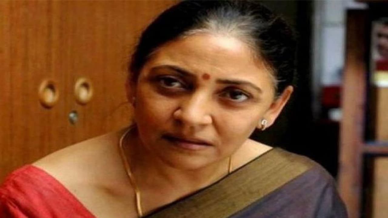 డబ్బు ఇవ్వకుంటే హిస్టరీ బయటపెడతా.. నటికి బెదిరింపులు! డబ్బు ఇవ్వకుంటే హిస్టరీ బయటపెడతా.. నటికి బెదిరింపులు!