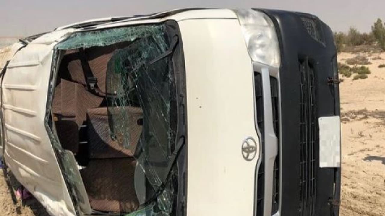 Anantapur: తిరుపతికి వెళ్లివస్తున్న బస్సు బోల్తా.... ముగ్గురు మృతి, 10మందికి గాయాలు Anantapur: తిరుపతికి వెళ్లివస్తున్న బస్సు బోల్తా.... ముగ్గురు మృతి, 10మందికి గాయాలు