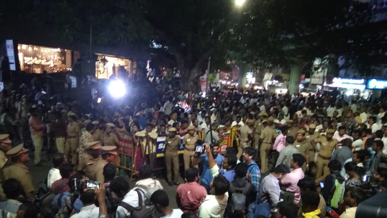 ಕರುಣಾನಿಧಿ ಆರೋಗ್ಯ ಗಂಭೀರ; ಆಸ್ಪತ್ರೆ ಸುತ್ತ ಬಿಗಿ ಭದ್ರತೆ ಕರುಣಾನಿಧಿ ಆರೋಗ್ಯ ಗಂಭೀರ; ಆಸ್ಪತ್ರೆ ಸುತ್ತ ಬಿಗಿ ಭದ್ರತೆ