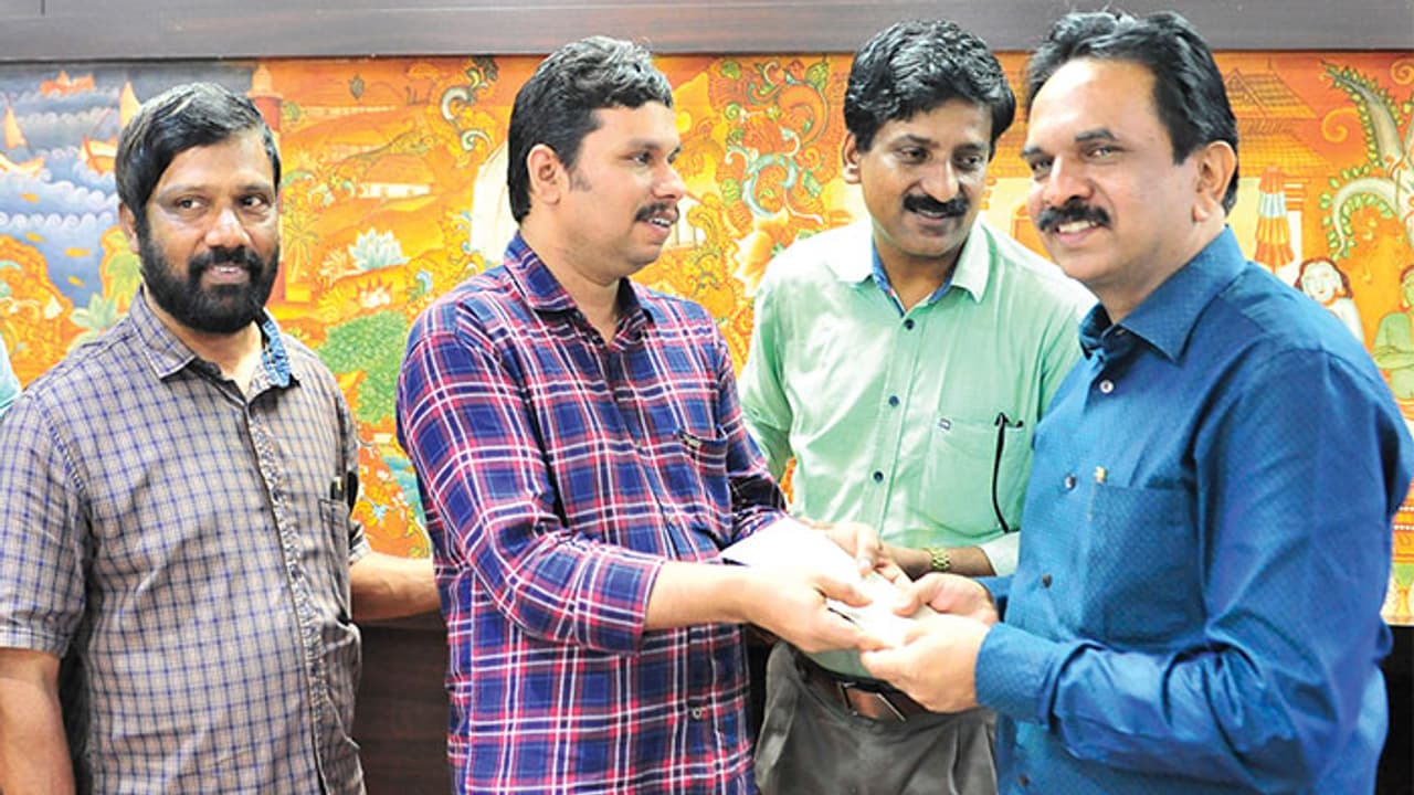 അന്ധതയുടെ വെളിച്ചം മറ്റുള്ളവരിലേക്ക് പടർത്തി ഷാംജു അന്ധതയുടെ വെളിച്ചം മറ്റുള്ളവരിലേക്ക് പടർത്തി ഷാംജു