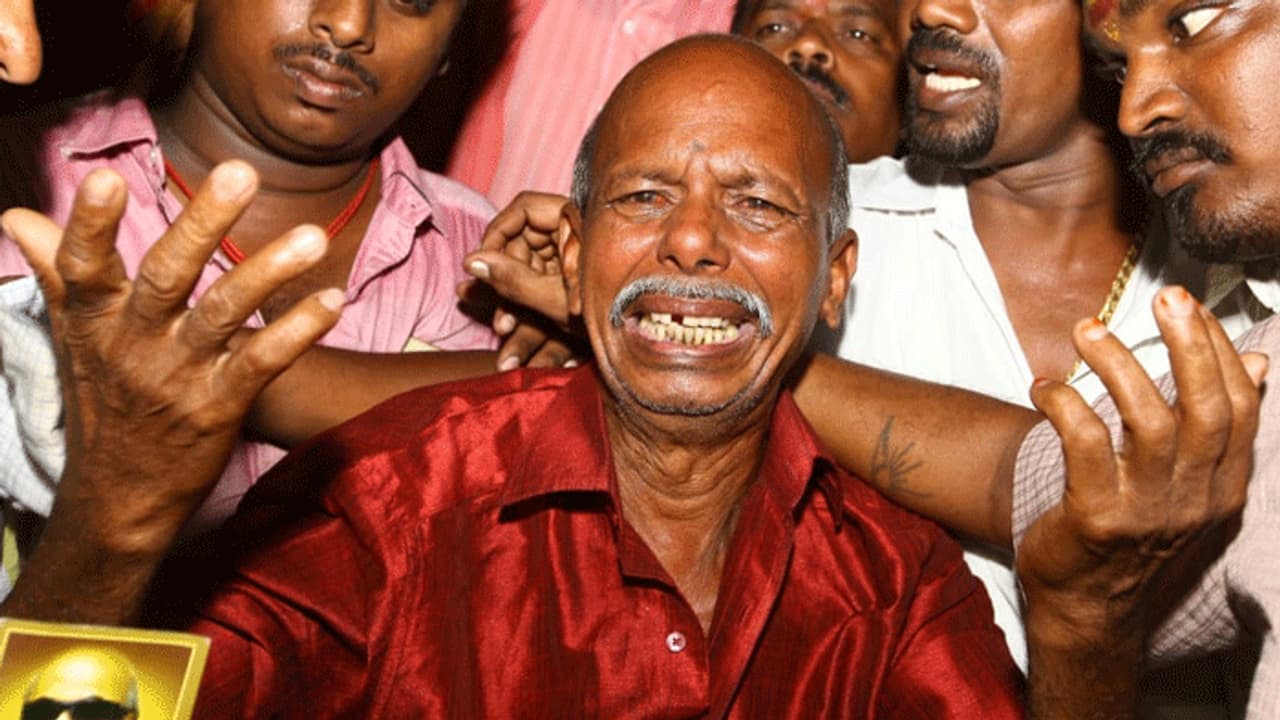 எழுந்து வா தலைவா...அறிவாலயம் போகலாம் வா....இருள் சூழ்ந்த போதிலும் இமை மூடாத தொண்டர்களின் முழக்கம்! எழுந்து வா தலைவா...அறிவாலயம் போகலாம் வா....இருள் சூழ்ந்த போதிலும் இமை மூடாத தொண்டர்களின் முழக்கம்!