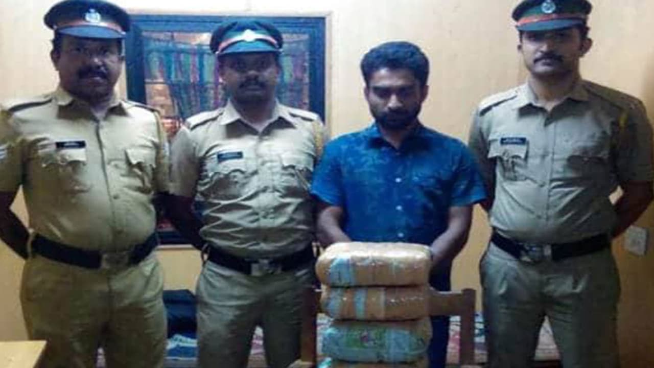തോല്പ്പെട്ടിയില് 12 കിലോ കഞ്ചാവുമായി യുവാവ് പിടിയില് തോല്പ്പെട്ടിയില് 12 കിലോ കഞ്ചാവുമായി യുവാവ് പിടിയില്