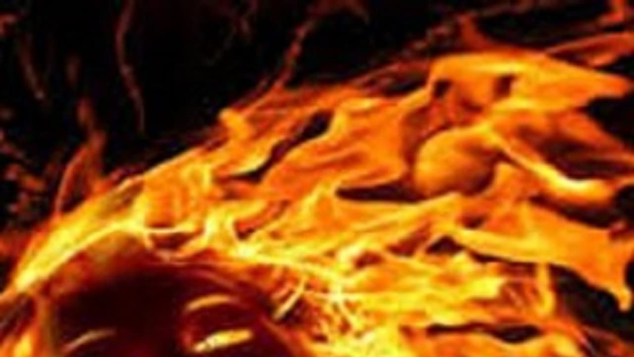 బంజారాహిల్స్ పోలీస్ స్టేషన్ ఎదుటే వ్యక్తి ఆత్మహత్యాయత్నం బంజారాహిల్స్ పోలీస్ స్టేషన్ ఎదుటే వ్యక్తి ఆత్మహత్యాయత్నం