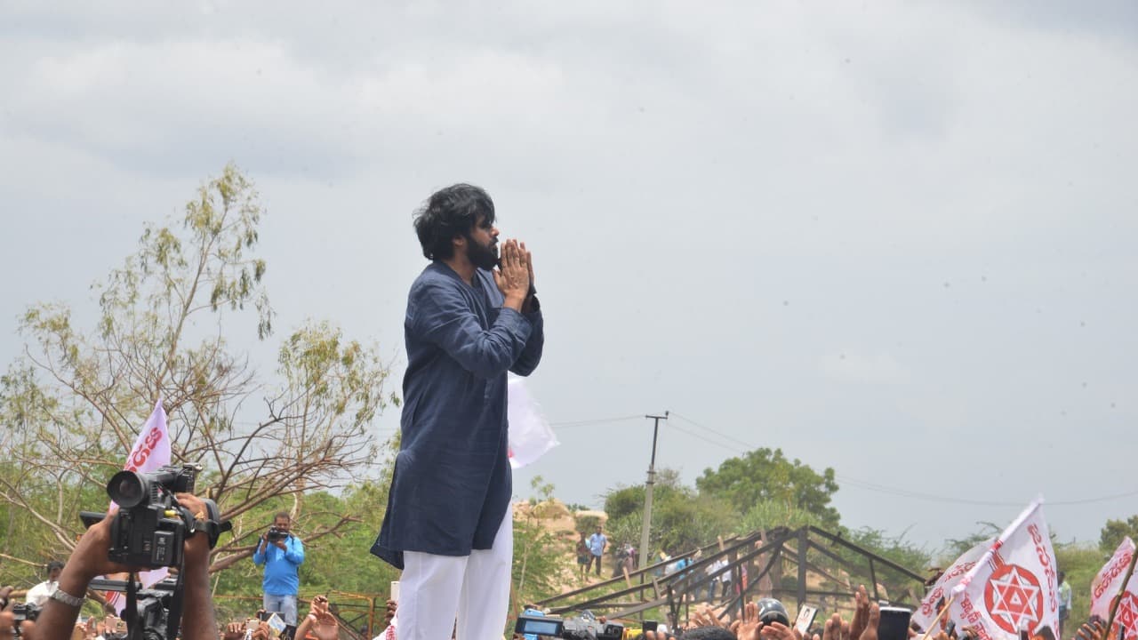 జగన్ లా చెప్పడానికి నేను రాలేదు, బాబులా చేయండి: పవన్ జగన్ లా చెప్పడానికి నేను రాలేదు, బాబులా చేయండి: పవన్