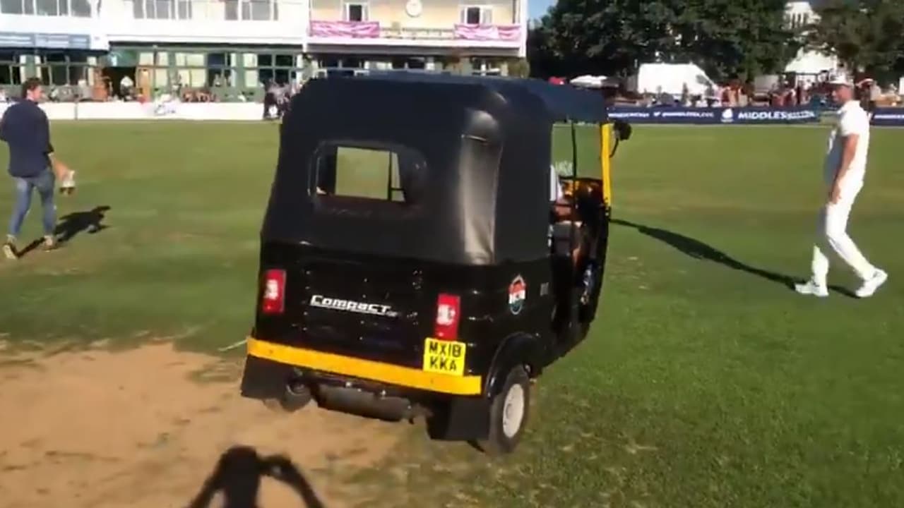 ಇಂಗ್ಲೆಂಡ್ನಲ್ಲಿ ಕ್ರಿಕೆಟಿಗರಿಗೆ ಆಟೋದಲ್ಲಿ ಡ್ರಿಂಕ್ಸ್ ಸರಬರಾಜು ! ಇಂಗ್ಲೆಂಡ್ನಲ್ಲಿ ಕ್ರಿಕೆಟಿಗರಿಗೆ ಆಟೋದಲ್ಲಿ ಡ್ರಿಂಕ್ಸ್ ಸರಬರಾಜು !