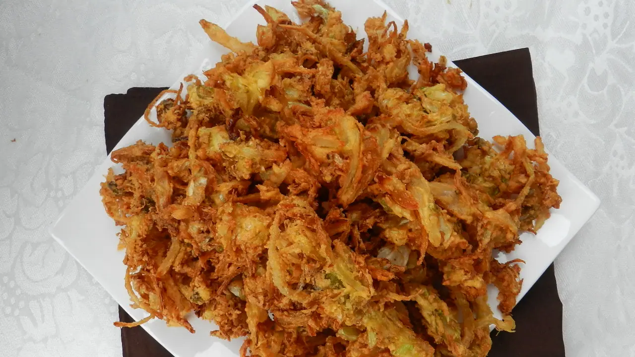 বৃষ্টির দিনে চায়ের আড্ডা জমে উঠুক ক্রিসপি অনিয়ন পকোরার সঙ্গে, রইল সহজ রেসিপি