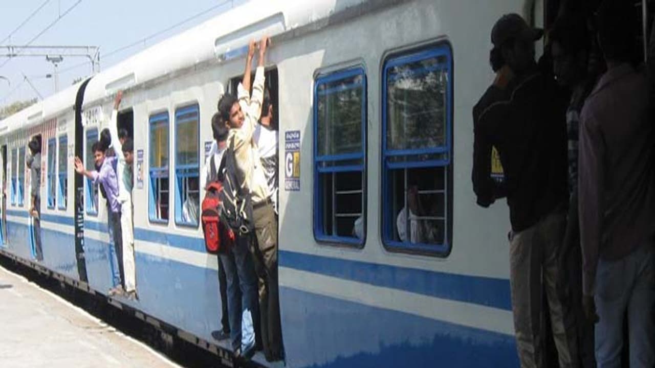 హైదరాబాద్ లో ట్రాఫిక్ ఆంక్షలు.. ఎంఎంటీఎస్ రైళ్ల రద్దు హైదరాబాద్ లో ట్రాఫిక్ ఆంక్షలు.. ఎంఎంటీఎస్ రైళ్ల రద్దు