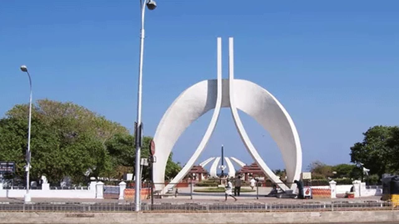 மெரினா இழுபறி! காந்தி மண்டபத்துக்கே வாய்ப்பு...அப்பாவுக்காக அலையும் ஸ்டாலின், அழகிரி, கனிமொழி மெரினா இழுபறி! காந்தி மண்டபத்துக்கே வாய்ப்பு...அப்பாவுக்காக அலையும் ஸ்டாலின், அழகிரி, கனிமொழி