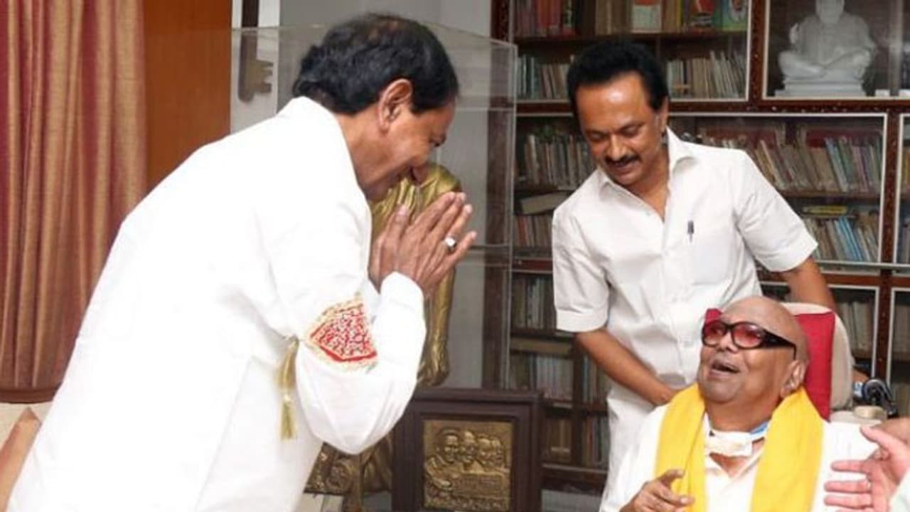 కరుణ మరణంపై కేసీఆర్ దిగ్భ్రాంతి.. అంత్యక్రియలకు హాజరుకానున్న సీఎం కరుణ మరణంపై కేసీఆర్ దిగ్భ్రాంతి.. అంత్యక్రియలకు హాజరుకానున్న సీఎం