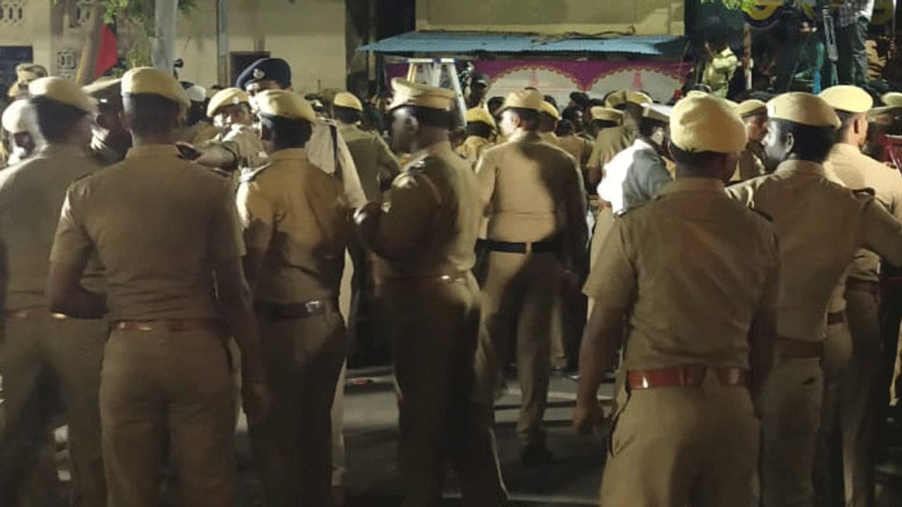 அதிரடியாக பெல் நிறுவனத்திற்குள் நுழைந்த கமேண்டோ படை; அதிர்ச்சியடைந்த ஊழியர்கள் அதிரடியாக பெல் நிறுவனத்திற்குள் நுழைந்த கமேண்டோ படை; அதிர்ச்சியடைந்த ஊழியர்கள்