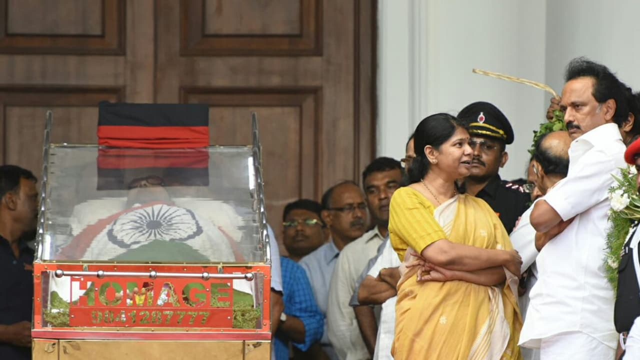 ಮರೀನಾ ಬೀಚ್ನಲ್ಲಿಯೇ ಕರುಣಾ ಅಂತ್ಯ ಸಂಸ್ಕಾರ ಮರೀನಾ ಬೀಚ್ನಲ್ಲಿಯೇ ಕರುಣಾ ಅಂತ್ಯ ಸಂಸ್ಕಾರ