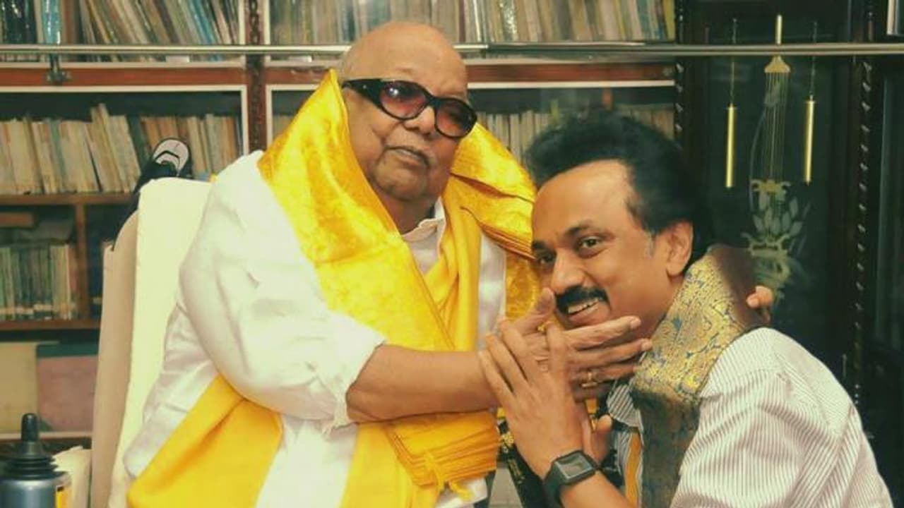 ಕಡೆಯದಾಗಿ ನಾ ನಿಮ್ಮನ್ನು ಒಮ್ಮೆ ಅಪ್ಪಾ ಎನ್ನಲೇ : ಸ್ಟಾಲಿನ್ ಭಾವನಾತ್ಮಕ ಟ್ವೀಟ್ ಕಡೆಯದಾಗಿ ನಾ ನಿಮ್ಮನ್ನು ಒಮ್ಮೆ ಅಪ್ಪಾ ಎನ್ನಲೇ : ಸ್ಟಾಲಿನ್ ಭಾವನಾತ್ಮಕ ಟ್ವೀಟ್