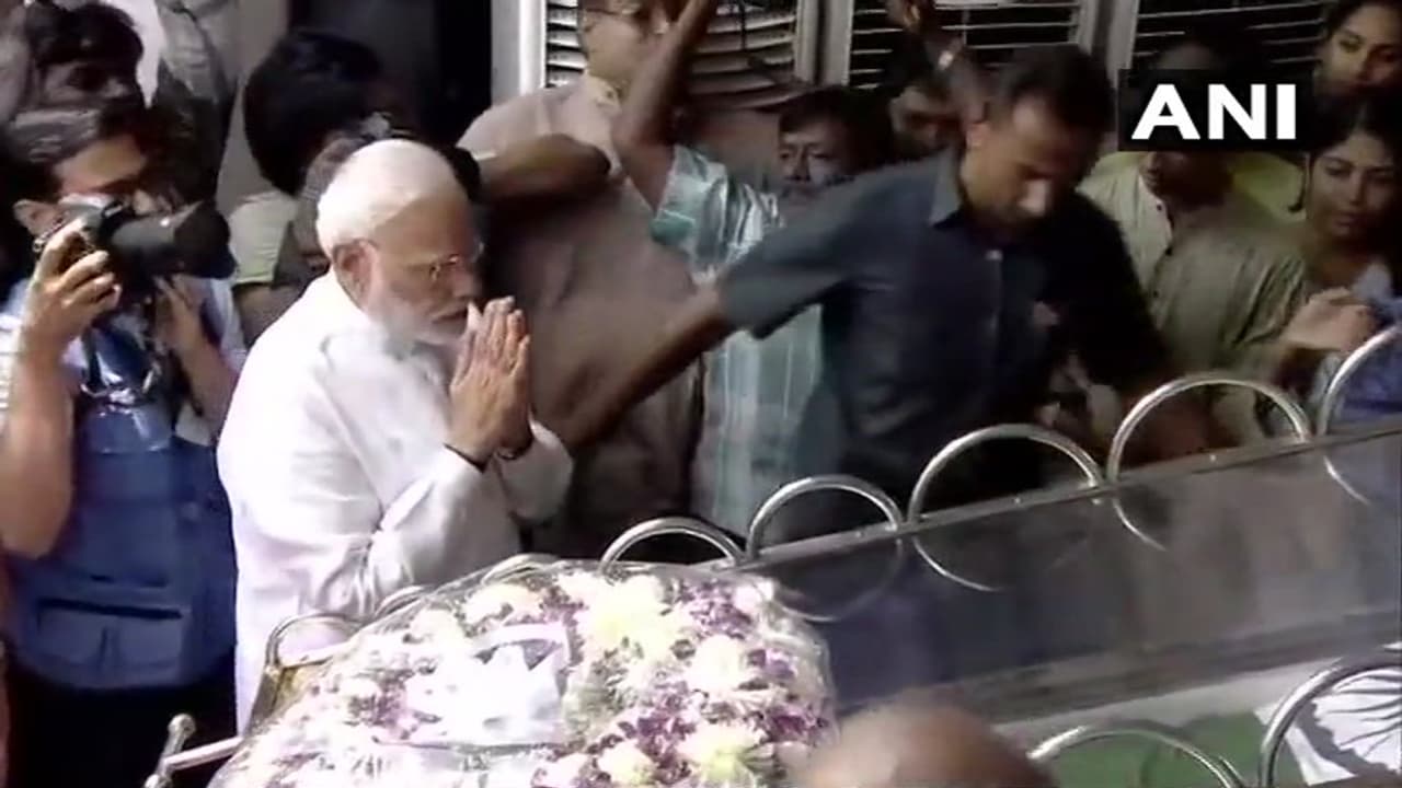 ಕರುಣಾನಿಧಿ ಅಂತಿಮ ದರ್ಶನ ಪಡೆದ ಮೋದಿ! ಕರುಣಾನಿಧಿ ಅಂತಿಮ ದರ್ಶನ ಪಡೆದ ಮೋದಿ!