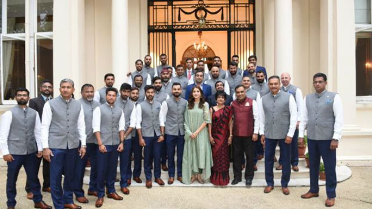 വൈസ് ക്യാപ്റ്റനെക്കാള് പ്രാധാന്യം ക്യാപ്റ്റന്റെ ഭാര്യക്ക്; അനുഷ്കക്കെതിരെ ആരാധകര് വൈസ് ക്യാപ്റ്റനെക്കാള് പ്രാധാന്യം ക്യാപ്റ്റന്റെ ഭാര്യക്ക്; അനുഷ്കക്കെതിരെ ആരാധകര്