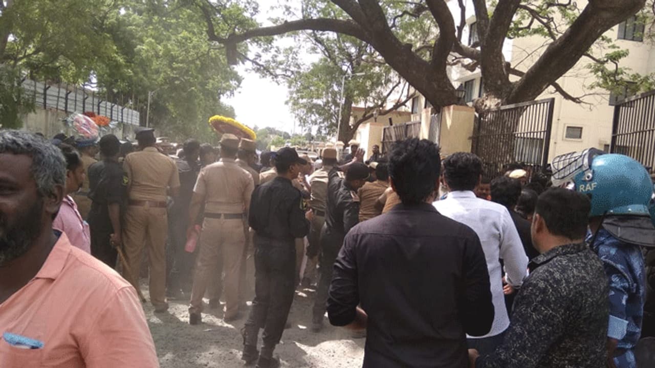 வெளியே சுற்றும் அடங்காத மக்களை கண்டதும் சுட உத்தரவு..? முதல்வர் எச்சரிக்கை..! வெளியே சுற்றும் அடங்காத மக்களை கண்டதும் சுட உத்தரவு..? முதல்வர் எச்சரிக்கை..!