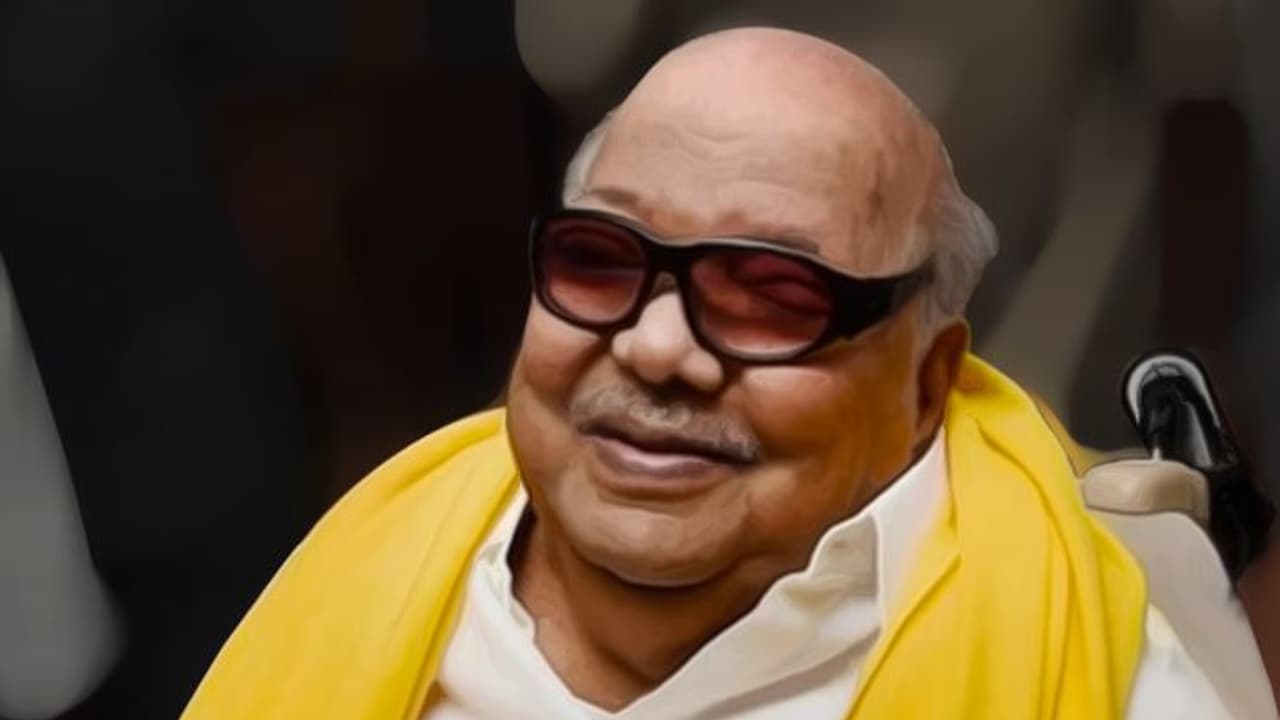 76 ఏళ్ల వయస్సులో పది నిమిషాల్లోనే పాట రాసిన కరుణానిధి 76 ఏళ్ల వయస్సులో పది నిమిషాల్లోనే పాట రాసిన కరుణానిధి