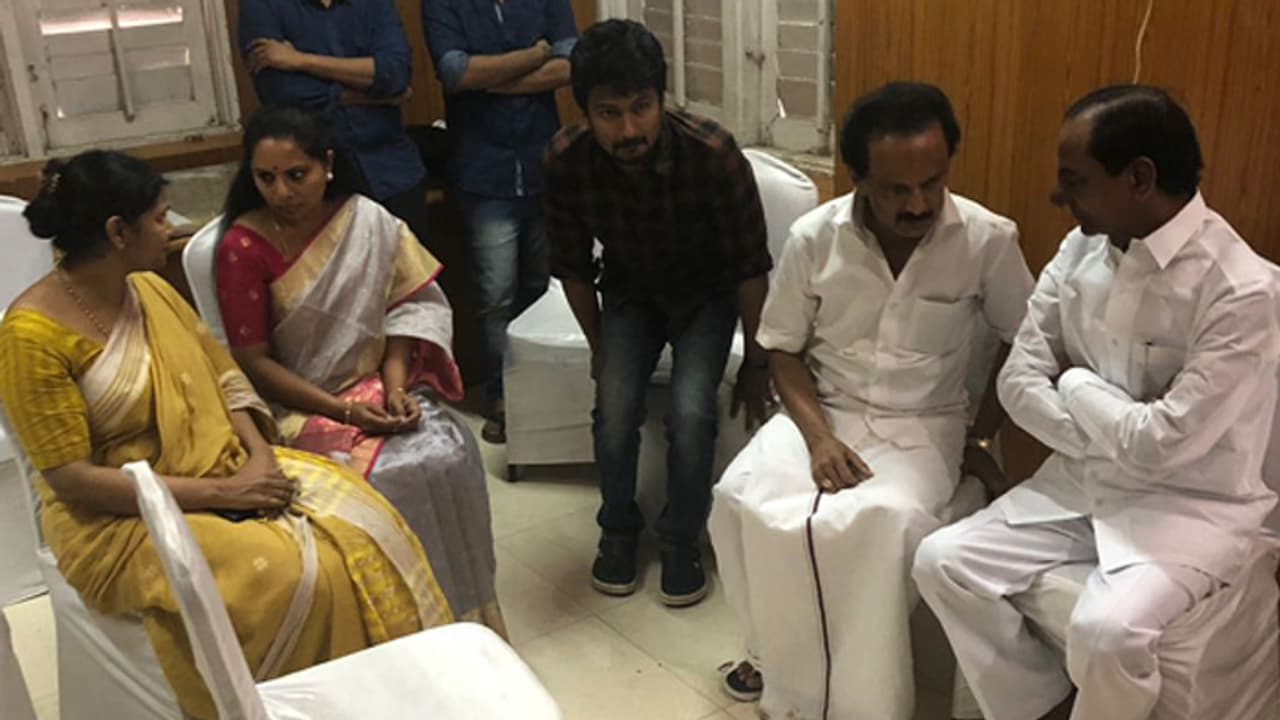 కరుణానిధికి నివాళులర్పించిన చంద్రబాబు, కేసీఆర్ కరుణానిధికి నివాళులర్పించిన చంద్రబాబు, కేసీఆర్