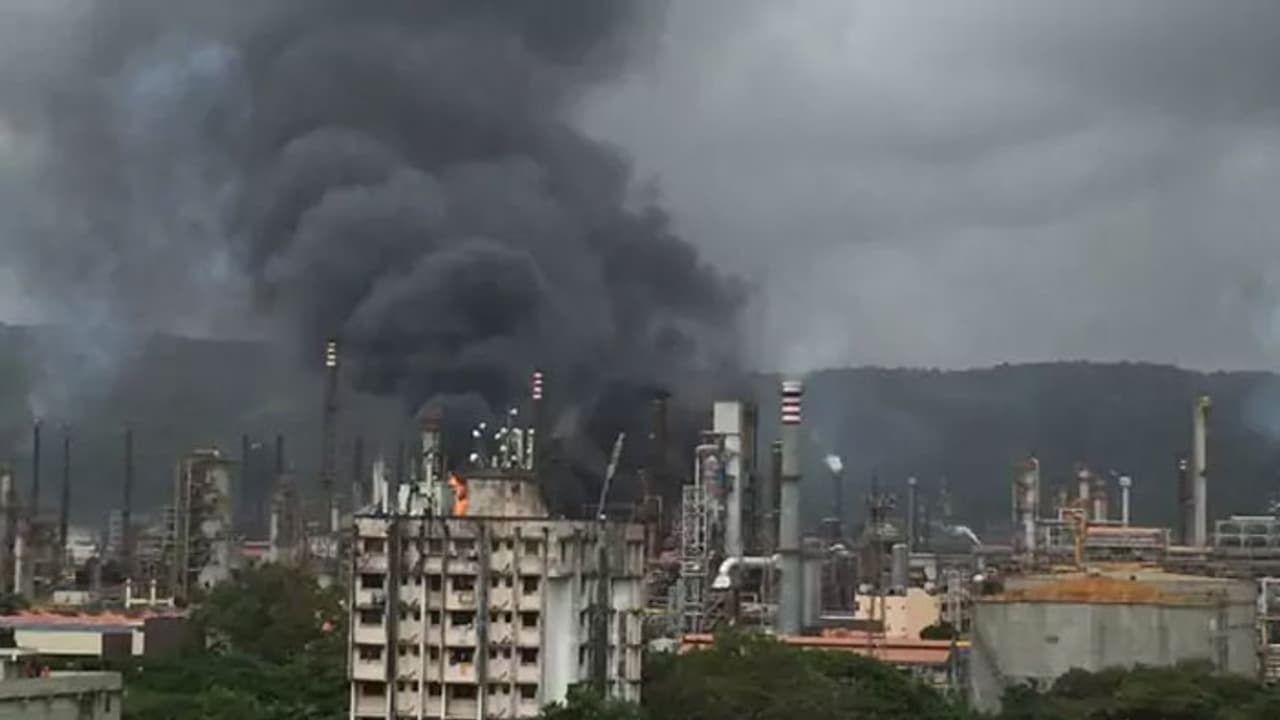 ഭാരത് പെട്രോളിയം പ്ലാന്റില് തീപ്പിടുത്തവും പൊട്ടിത്തെറിയും; 21 പേര്ക്ക് പരിക്ക് ഭാരത് പെട്രോളിയം പ്ലാന്റില് തീപ്പിടുത്തവും പൊട്ടിത്തെറിയും; 21 പേര്ക്ക് പരിക്ക്