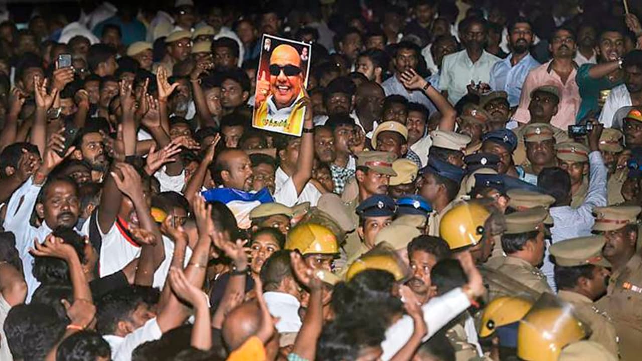 கருணாநிதி மறைவுக்கு கரூர் மாவட்ட தி.மு.க தொண்டர்கள் என்னவெல்லாம் செய்திருக்காங்க பாருங்க... கருணாநிதி மறைவுக்கு கரூர் மாவட்ட தி.மு.க தொண்டர்கள் என்னவெல்லாம் செய்திருக்காங்க பாருங்க...