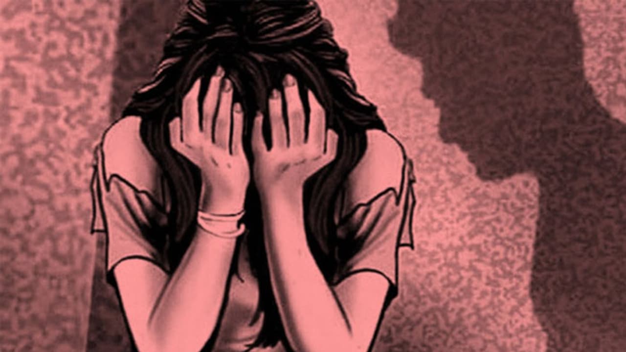 జూనియర్ ఆర్టిస్ట్పై గ్యాంగ్రేప్..నమ్మిన స్నేహితురాళ్లే ముంచారు జూనియర్ ఆర్టిస్ట్పై గ్యాంగ్రేప్..నమ్మిన స్నేహితురాళ్లే ముంచారు