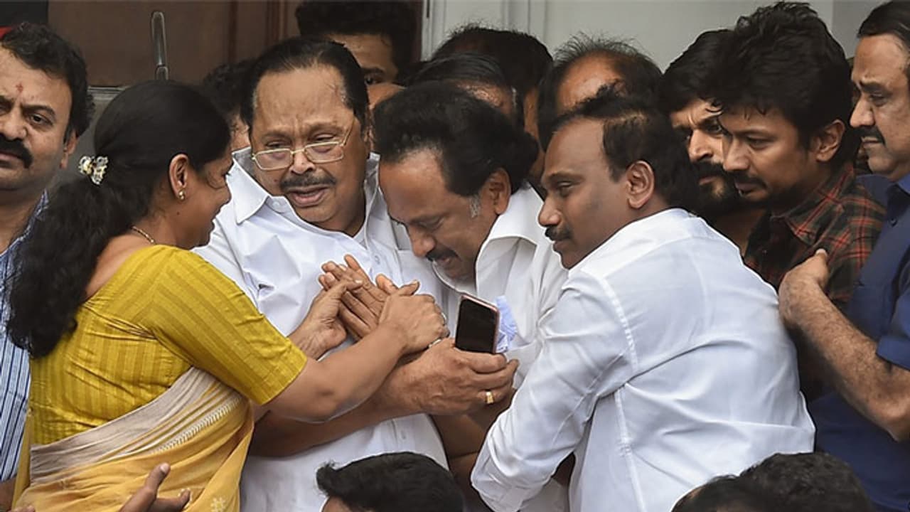 കരുണാനിധിയുടെ മരണം: തമിഴ്നാട് സാധാരണ നിലയിലേക്ക് കരുണാനിധിയുടെ മരണം: തമിഴ്നാട് സാധാരണ നിലയിലേക്ക്