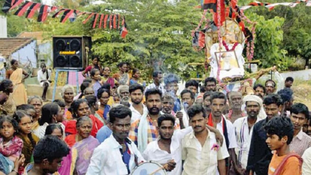 கருணாநிதியின் உருவப்படத்திற்கு பாடை கட்டி, பறை அடித்து, ஒப்பாரி பாடி அஞ்சலி செலுத்திய மதுரை மக்கள்... கருணாநிதியின் உருவப்படத்திற்கு பாடை கட்டி, பறை அடித்து, ஒப்பாரி பாடி அஞ்சலி செலுத்திய மதுரை மக்கள்...