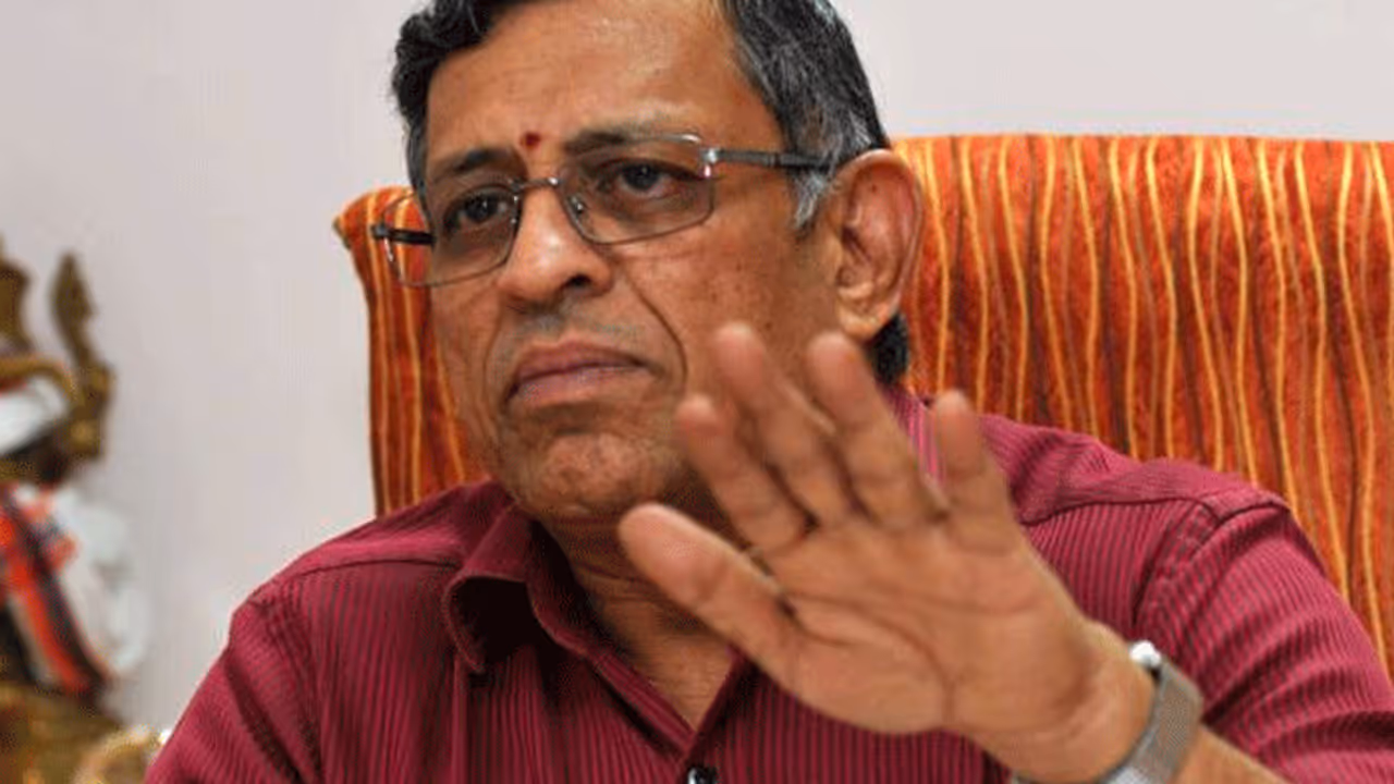 ஓ.பி.எஸை ஆம்பளையா எனக் கேட்பதா..? ஆடிட்டர் குருமூர்த்தி மீது புகார்..! ஓ.பி.எஸை ஆம்பளையா எனக் கேட்பதா..? ஆடிட்டர் குருமூர்த்தி மீது புகார்..!