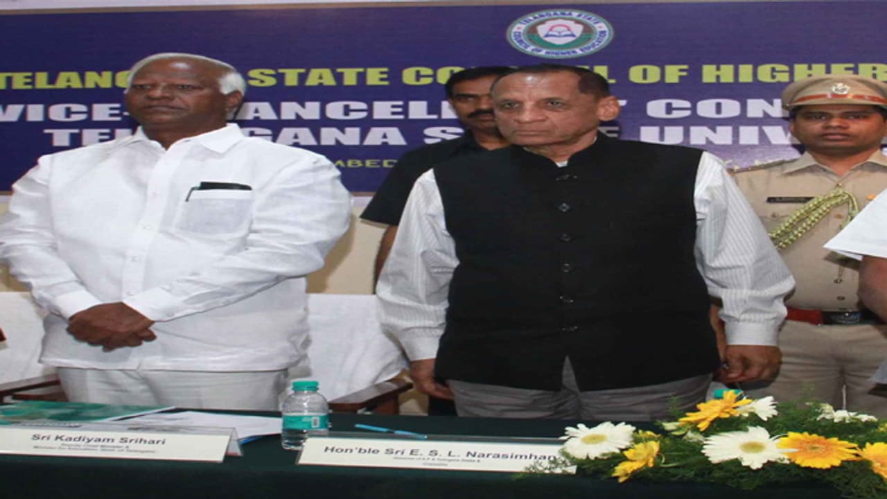 పీహెచ్ డీ అంటే.. డిగ్రీ అనుకున్నారా..? గవర్నర్ సీరియస్ పీహెచ్ డీ అంటే.. డిగ్రీ అనుకున్నారా..? గవర్నర్ సీరియస్