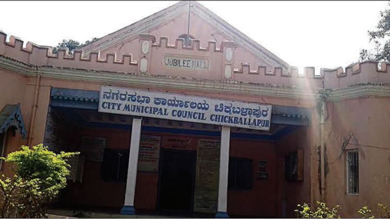 ಚಿಕ್ಕಬಳ್ಳಾಪುರದಲ್ಲಿ ಜಿಲ್ಲಾಡಳಿತದ ಆದೇಶಕ್ಕೆ ಇಲ್ಲ ಕಿಮ್ಮತ್ತು!
