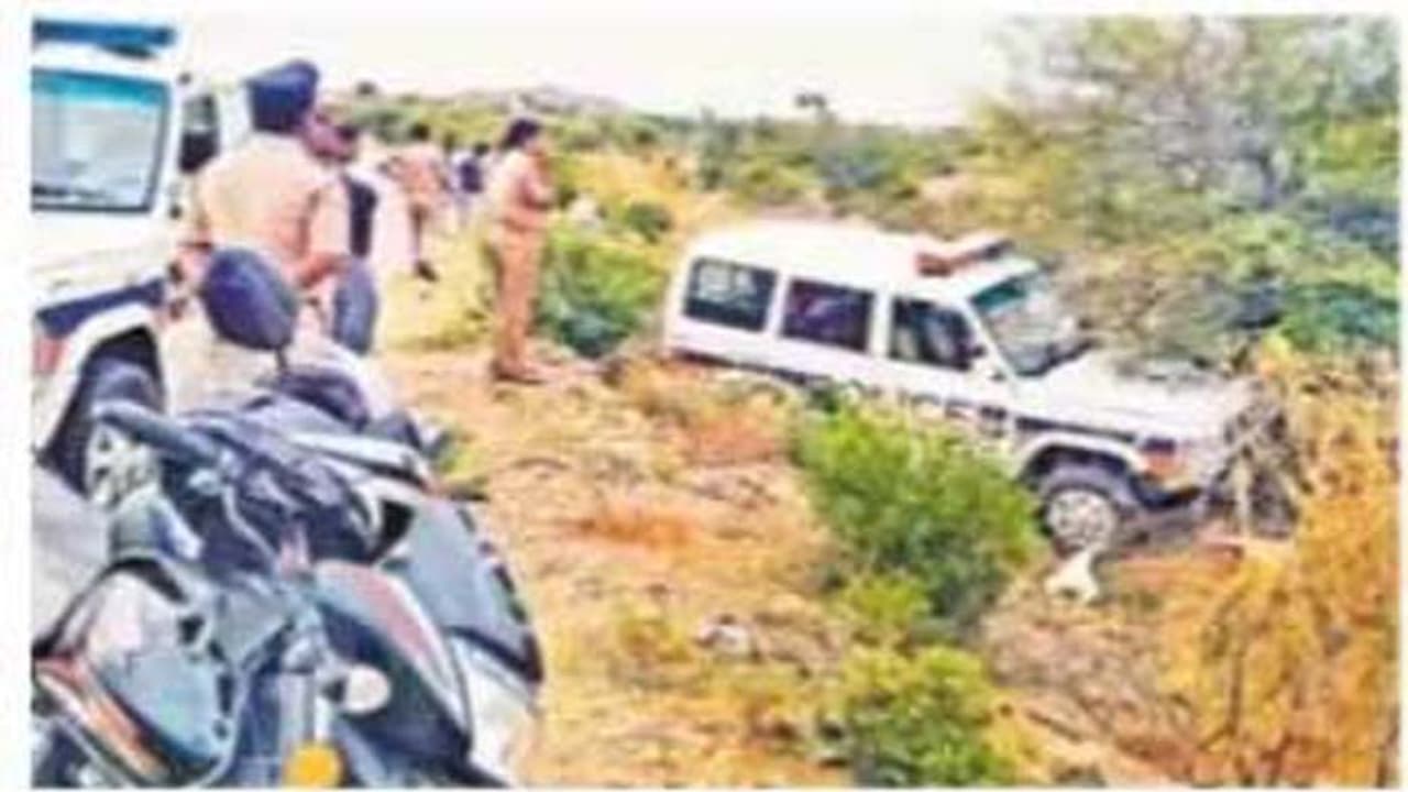 రోడ్డు ప్రమాదానికి గురైన తెలంగాణ పోలీసు వాహనం