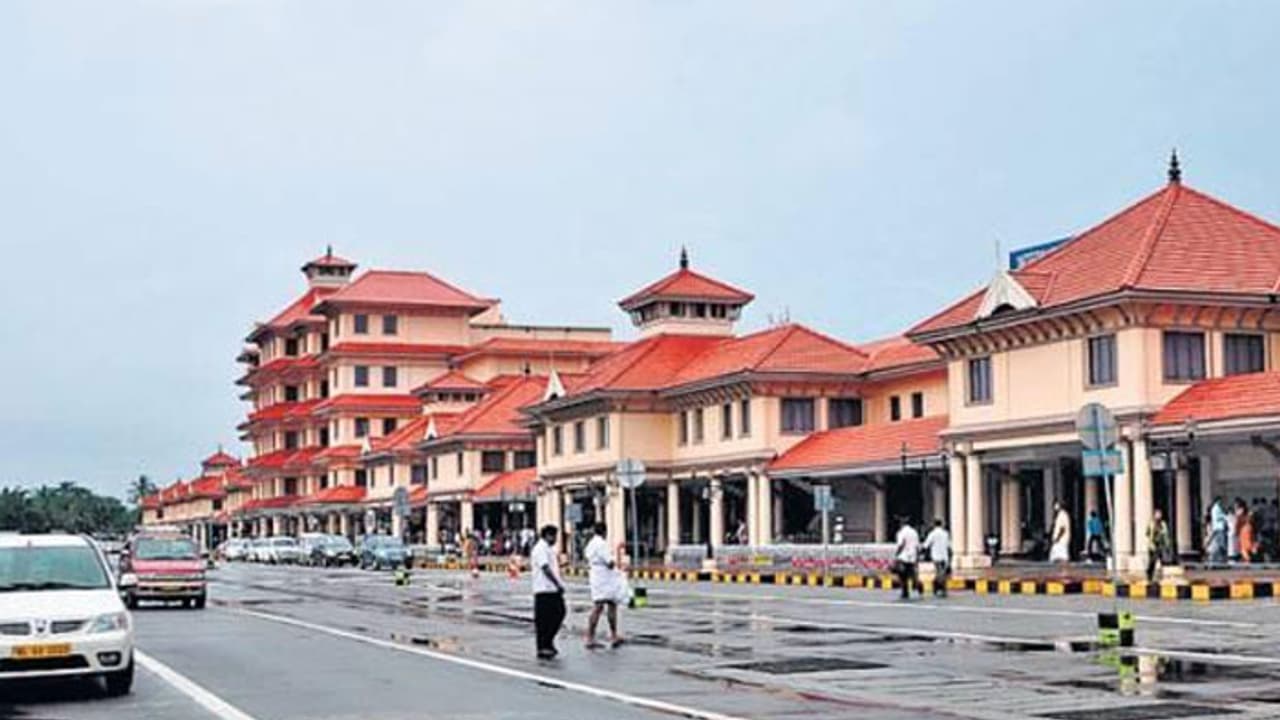 വിമാനത്തിന്റെ എമർജൻസി വാതിൽ തുറക്കാൻ ശ്രമം; രണ്ട് യാത്രക്കാർ അറസ്റ്റിൽ, അബദ്ധം പറ്റിയതെന്ന് വാദം