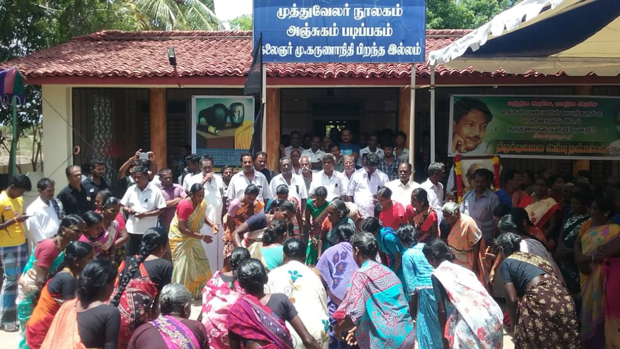 கருணாநிதியின் பூர்வீக வீட்டின் முன்பு கூடிய திருக்குவளை மக்கள்; இரண்டு நாள் அங்கேயே இருந்து அஞ்சலி... கருணாநிதியின் பூர்வீக வீட்டின் முன்பு கூடிய திருக்குவளை மக்கள்; இரண்டு நாள் அங்கேயே இருந்து அஞ்சலி...