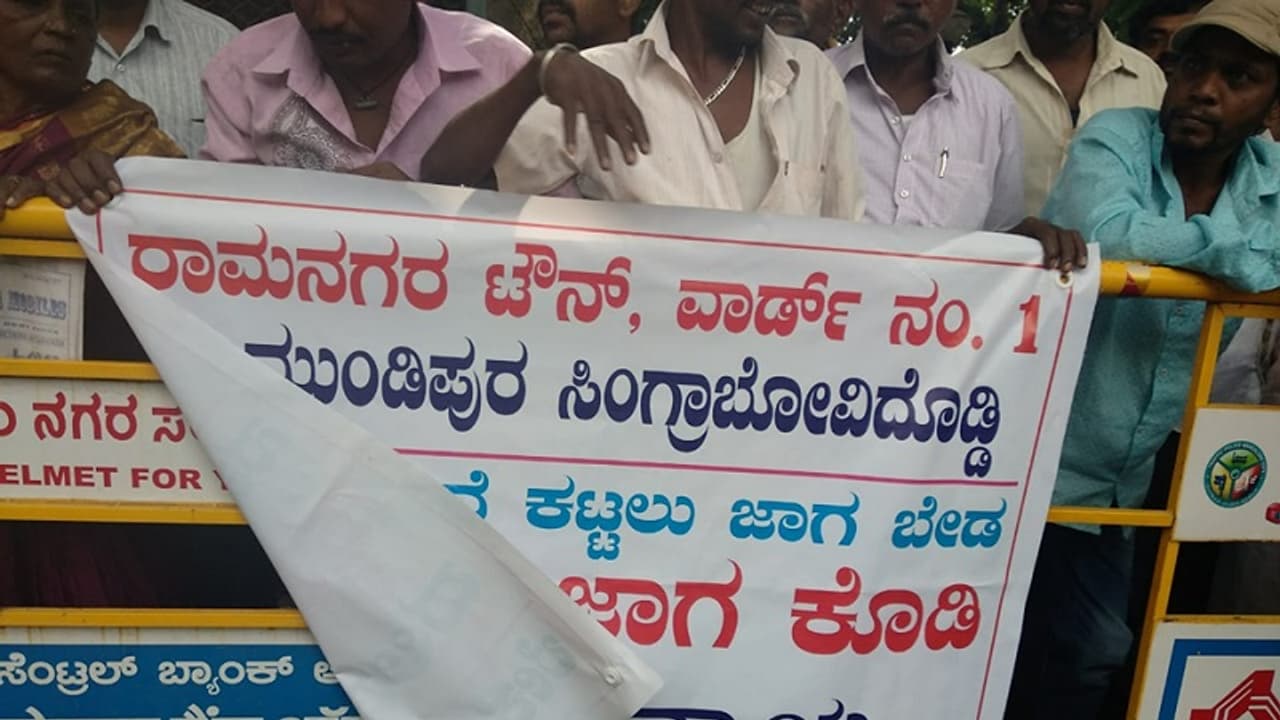 ಮನೆ ಕಟ್ಟೋಕೆ ಅಲ್ಲ ಸ್ಮಶಾನಕ್ಕೆ ಜಾಗ ಕೊಡಿ ಸಿಎಂಗೆ ಮನವಿ ಮನೆ ಕಟ್ಟೋಕೆ ಅಲ್ಲ ಸ್ಮಶಾನಕ್ಕೆ ಜಾಗ ಕೊಡಿ ಸಿಎಂಗೆ ಮನವಿ