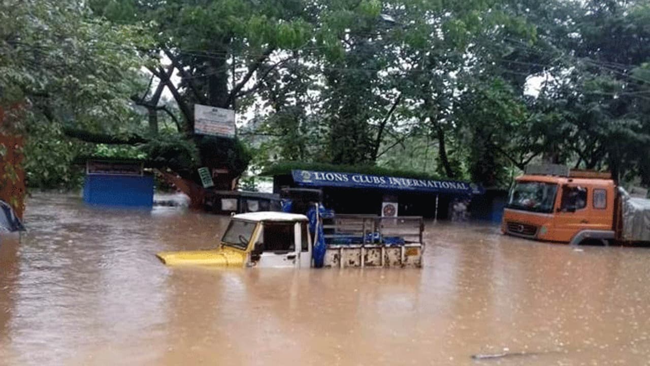 కేరళ అతలాకుతలం.. 29మంది మృతులు, 54వేలమంది నిరాశ్రయులు కేరళ అతలాకుతలం.. 29మంది మృతులు, 54వేలమంది నిరాశ్రయులు