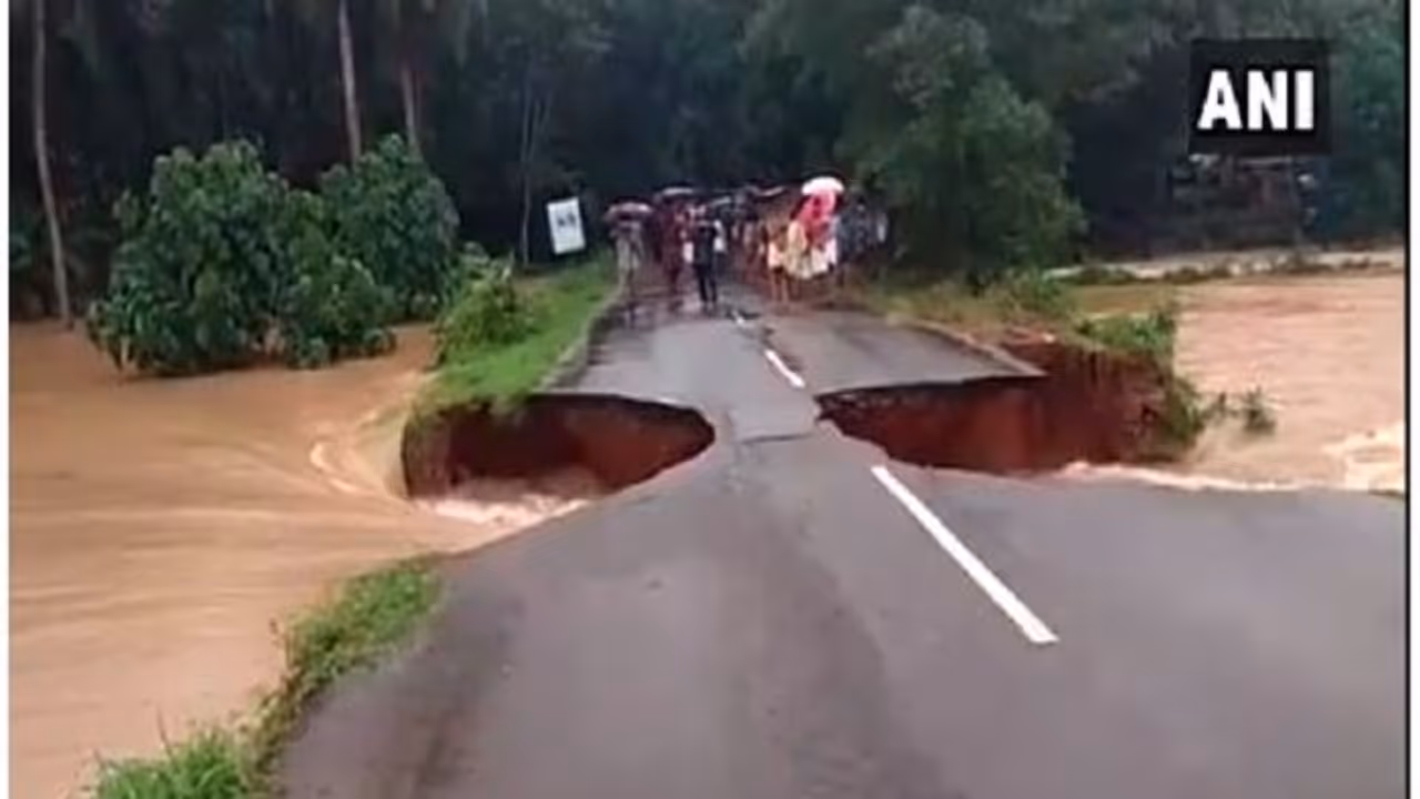 ಕೇರಳದ ಮಳೆ ಅಬ್ಬರಕ್ಕೆ ಕೊಚ್ಚಿಹೋದ ರಸ್ತೆ...ವಿಡಿಯೋ ಕೇರಳದ ಮಳೆ ಅಬ್ಬರಕ್ಕೆ ಕೊಚ್ಚಿಹೋದ ರಸ್ತೆ...ವಿಡಿಯೋ