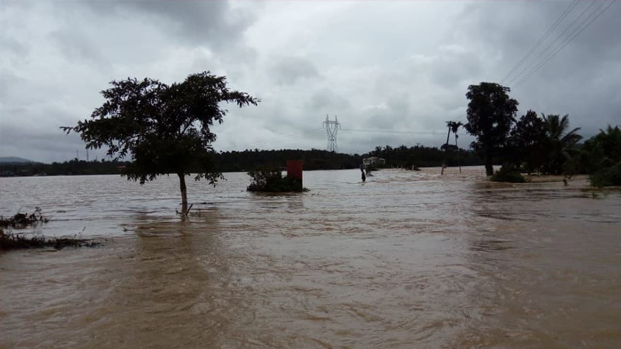 മഴക്കെടുതി: പഞ്ചായത്ത്, വില്ലേജ് ഓഫീസുകൾ 24 മണിക്കൂറും പ്രവർത്തിക്കണമെന്ന് മന്ത്രി എ.സി. മൊയ്തീൻ മഴക്കെടുതി: പഞ്ചായത്ത്, വില്ലേജ് ഓഫീസുകൾ 24 മണിക്കൂറും പ്രവർത്തിക്കണമെന്ന് മന്ത്രി എ.സി. മൊയ്തീൻ
